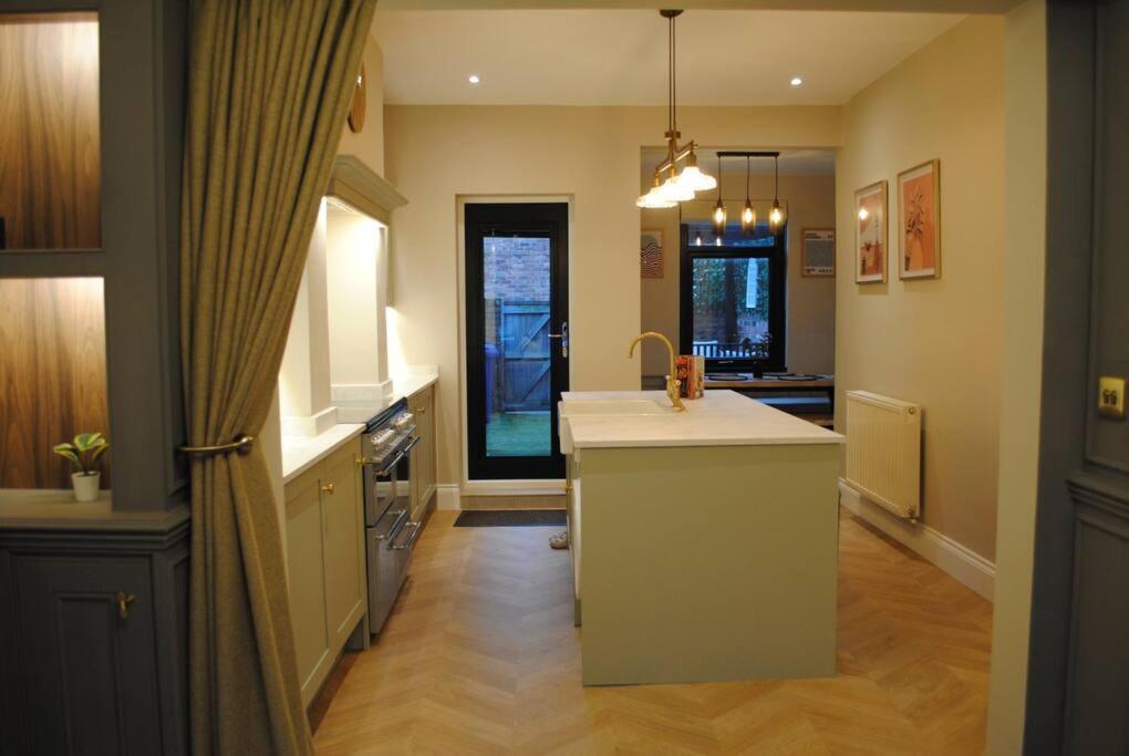 Villa Cosy Renovated House In Warrington Esterno foto