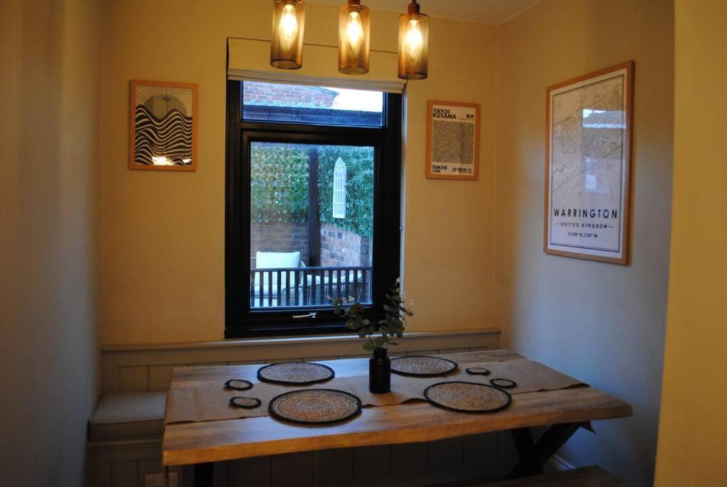 Villa Cosy Renovated House In Warrington Esterno foto