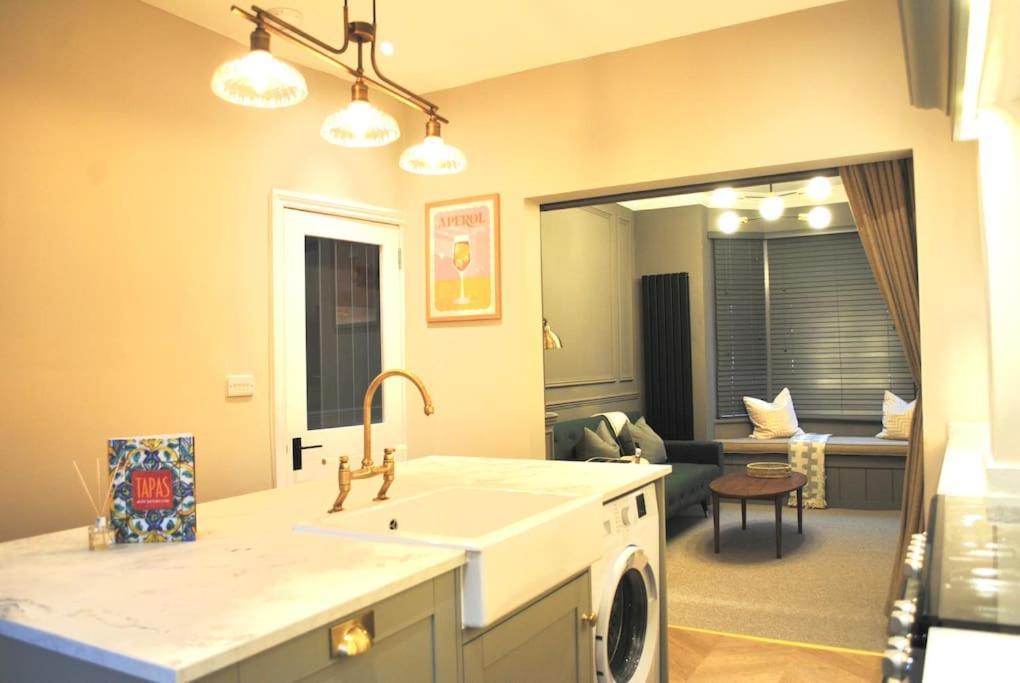 Villa Cosy Renovated House In Warrington Esterno foto