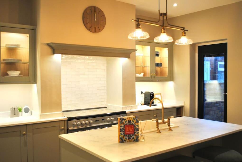 Villa Cosy Renovated House In Warrington Esterno foto